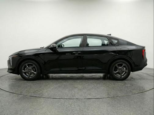 Aurora Black Pearl 2025 Kia K4 LXS