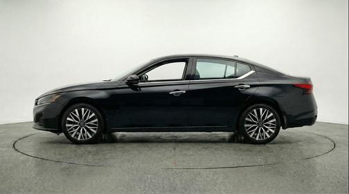 Super Black 2025 Nissan Altima SV FWD