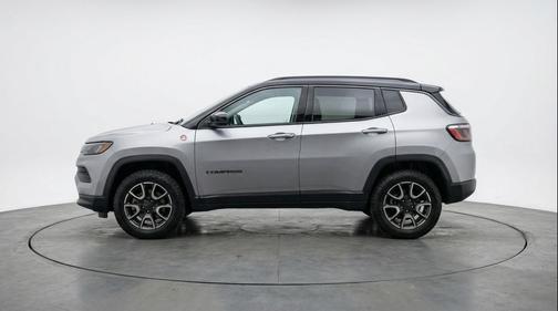 Silver Zynith Metallic Clearcoat 2025 Jeep Compass Trailhawk