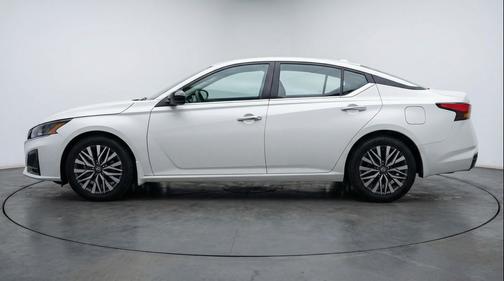 Glacier White 2025 Nissan Altima SV FWD