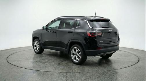 Diamond Black Crystal Pearlcoat 2025 Jeep Compass Latitude
