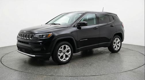 Diamond Black Crystal Pearlcoat 2025 Jeep Compass Latitude