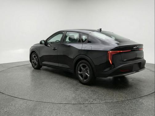 Aurora Black Pearl 2025 Kia K4 LXS