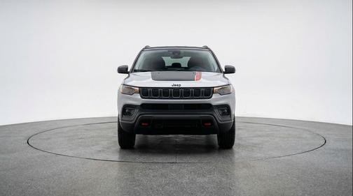 Silver Zynith Metallic Clearcoat 2025 Jeep Compass Trailhawk