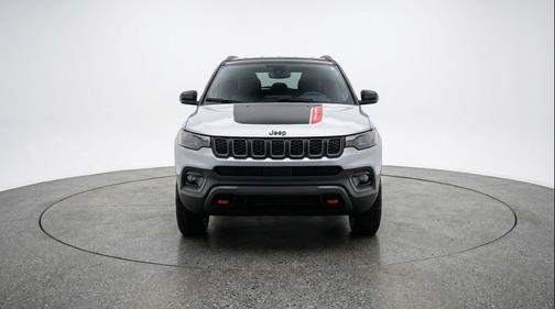 Silver Zynith Metallic Clearcoat 2025 Jeep Compass Trailhawk