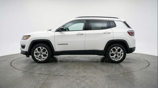 Bright White Clearcoat 2025 Jeep Compass Latitude