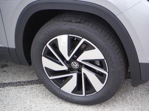 Silver Mist Metallic 2026 Volkswagen Atlas 2.0T SE W/TECHNOLOGY