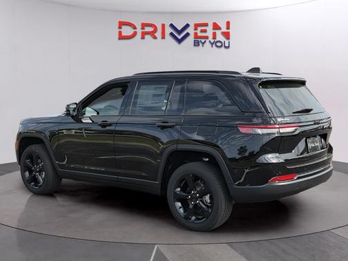 Diamond Black Crystal Pearlcoat 2025 Jeep Grand Cherokee Altitude