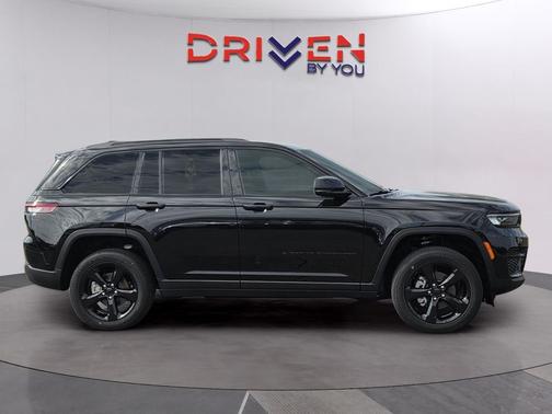 Diamond Black Crystal Pearlcoat 2025 Jeep Grand Cherokee Altitude