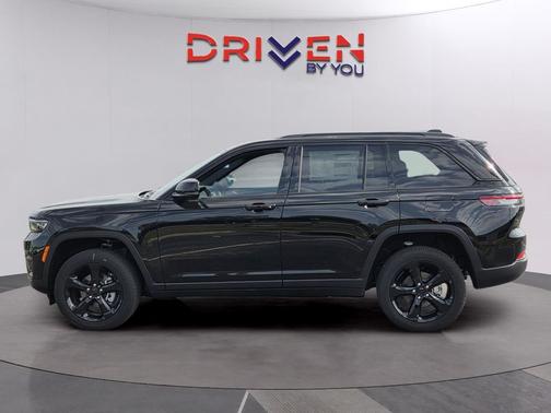 Diamond Black Crystal Pearlcoat 2025 Jeep Grand Cherokee Altitude
