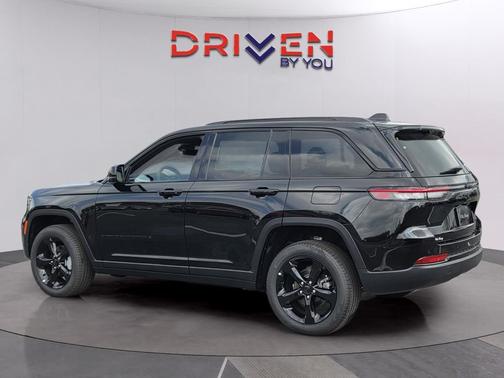 Diamond Black Crystal Pearlcoat 2025 Jeep Grand Cherokee Limited