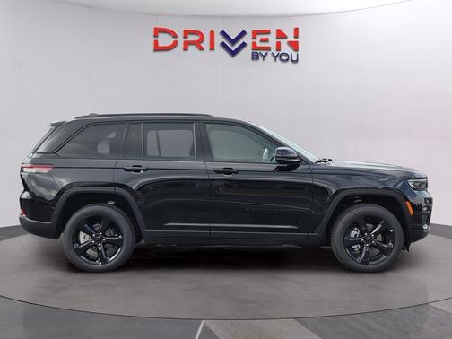 Diamond Black Crystal Pearlcoat 2025 Jeep Grand Cherokee Limited