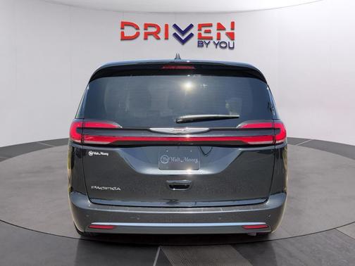 Brilliant Black Crystal Pearlcoat 2023 Chrysler Pacifica Touring L