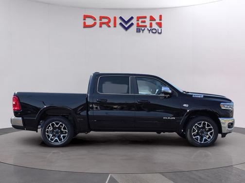 Diamond Black Crystal Pearlcoat 2026 RAM 1500 Laramie