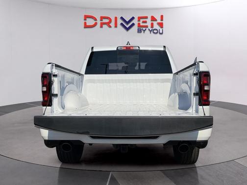 Ivory White Tri-Coat Pearlcoat 2026 RAM 1500 Laramie