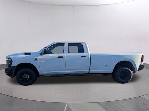 Bright White Clearcoat 2026 RAM 3500 Tradesman Crew Cab 4x4 8' Box