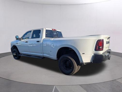 Bright White Clearcoat 2026 RAM 3500 Tradesman Crew Cab 4x4 8' Box