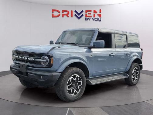 Azure Gray Metallic Tri-Coat 2025 Ford Bronco Outer Banks