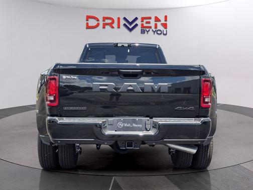 Diamond Black Crystal Pearlcoat 2026 RAM 3500 Big Horn Crew Cab 4x4 8' Box