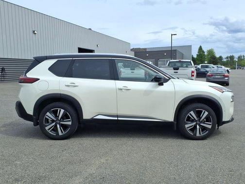 2 Tone White / Black Roof 2023 Nissan Rogue SL