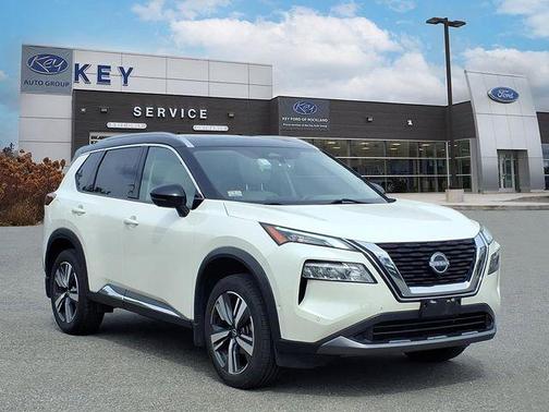 2 Tone White / Black Roof 2023 Nissan Rogue SL