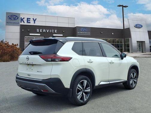 2 Tone White / Black Roof 2023 Nissan Rogue SL