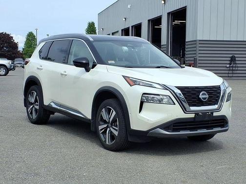2 Tone White / Black Roof 2023 Nissan Rogue SL