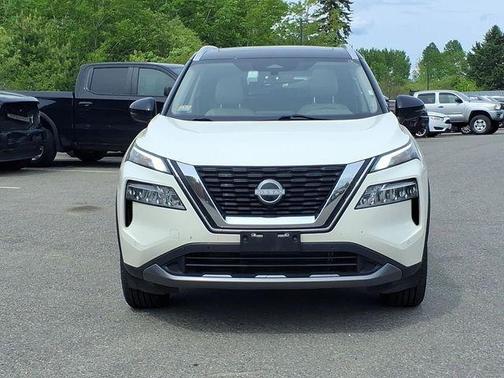 2 Tone White / Black Roof 2023 Nissan Rogue SL
