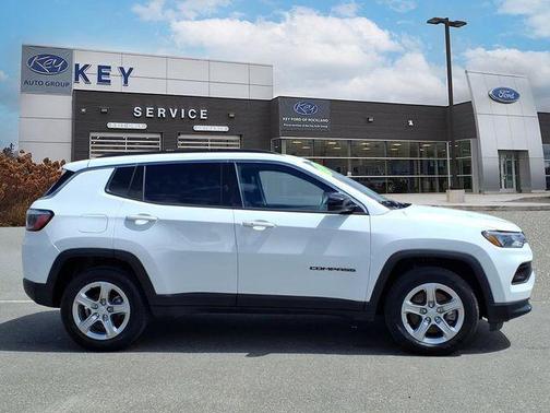 Bright White Clearcoat 2024 Jeep Compass Latitude