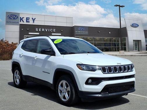 Bright White Clearcoat 2024 Jeep Compass Latitude