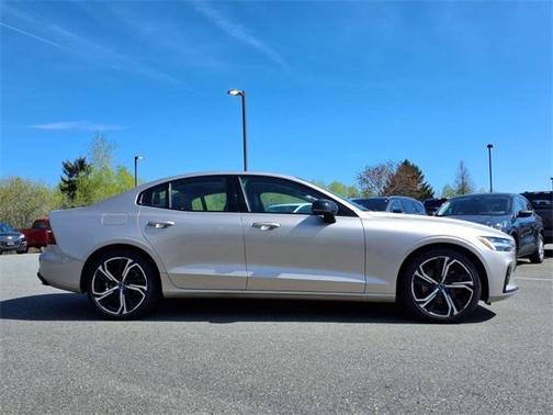 2024 Volvo S60 B5 Core Dark Theme