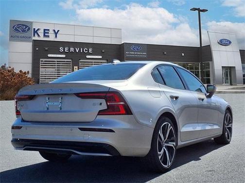 2024 Volvo S60 B5 Core Dark Theme