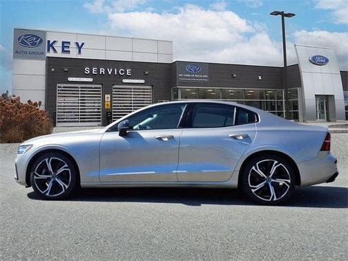 2024 Volvo S60 B5 Core Dark Theme