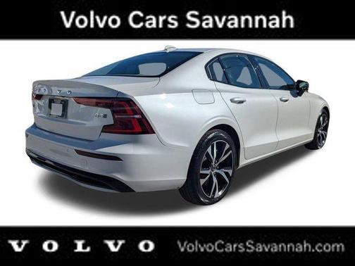 Crystal White Pearl 2025 Volvo S60 B5 Core