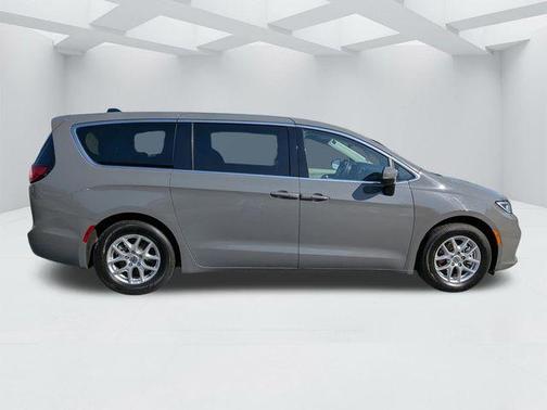 2023 Chrysler Pacifica Touring-L