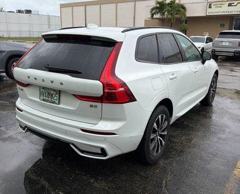 Crystal White Metallic 2023 Volvo XC60 B5 Plus Dark Theme