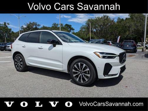 Crystal White Metallic 2023 Volvo XC60 B5 Plus Dark Theme