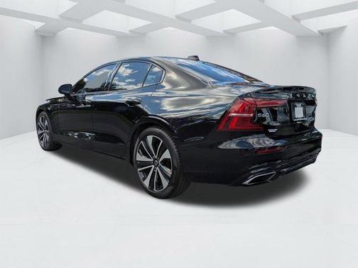 Blackstone 2022 Volvo S60 B5 Momentum
