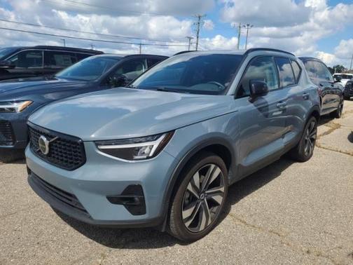 2023 Volvo XC40 B5 Plus Dark Theme