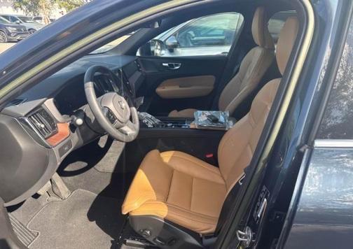 2023 Volvo XC60 B5 Ultimate Bright Theme