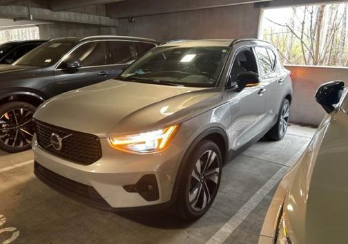 2023 Volvo XC40 B5 Ultimate Dark Theme
