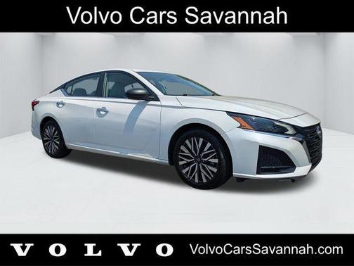 Pearl White Tri-Coat 2025 Nissan Altima SV