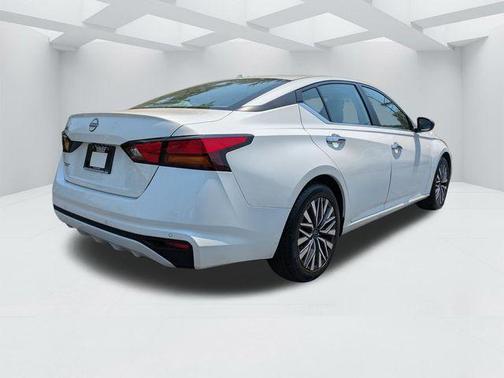 Pearl White Tri-Coat 2025 Nissan Altima SV