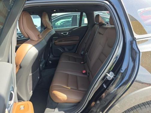Onyx Black Metallic 2025 Volvo V60 Cross Country B5 Plus