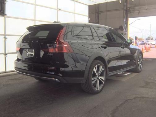 Onyx Black Metallic 2025 Volvo V60 Cross Country B5 Plus