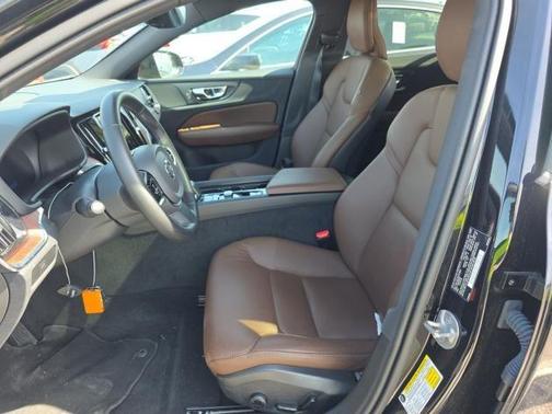 Onyx Black Metallic 2025 Volvo V60 Cross Country B5 Plus