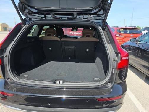 Onyx Black Metallic 2025 Volvo V60 Cross Country B5 Plus