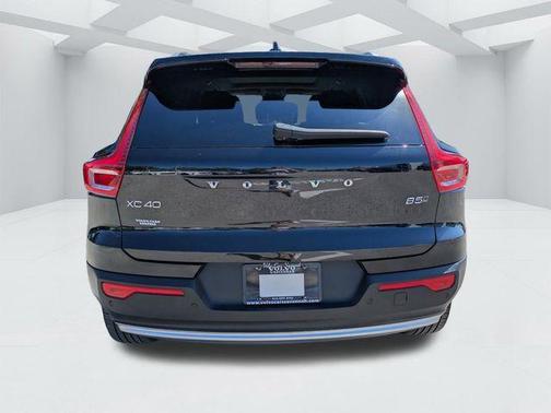Onyx Black Metallic 2023 Volvo XC40 B5 Plus Bright Theme