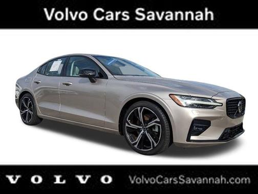 2024 Volvo S60 B5 Plus Dark Theme
