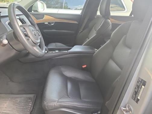 2023 Volvo XC90 B5 Plus